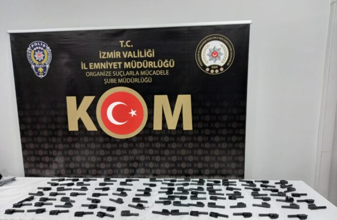 İzmir’de otomobillerde tabanca parçaları bulundu ve bu olayla ilgili olarak 2 kişi gözaltına alındı.