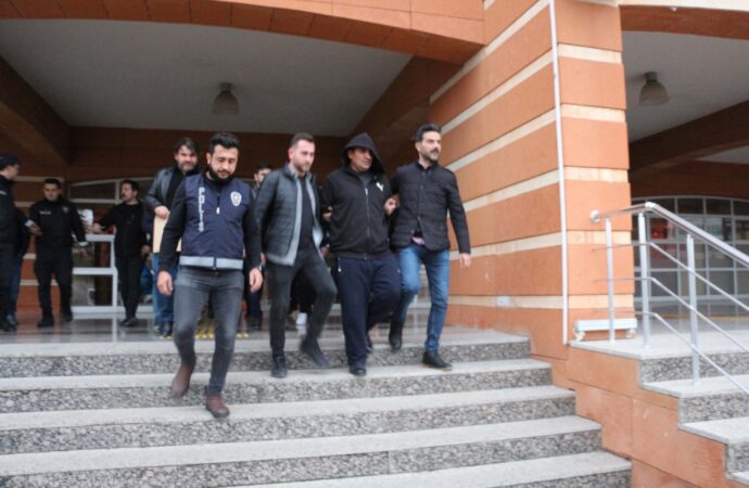 Çankırı ilinde gerçekleşen olayda, bir koca eşini bıçaklayarak öldürdü. Şüpheli koca, tutuklanarak cezaevine gönderildi.