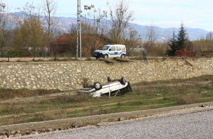 Bir otomobil dereye düştü ve sürücü yaralandı.
