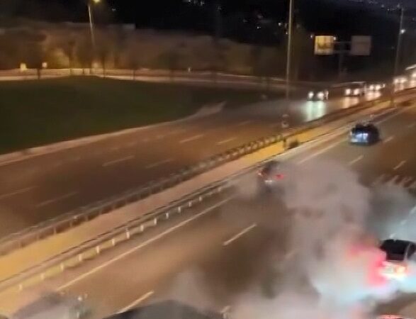 Bursa’da, iki ayrı düğün konvoyu yolu trafiğe kapatarak, silahlarını havaya ateşleyip çiftetelli oynadılar.