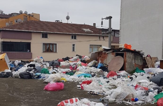 Tek başına yaşadığı evinden 3 kamyon dolusu çöp çıktı.
