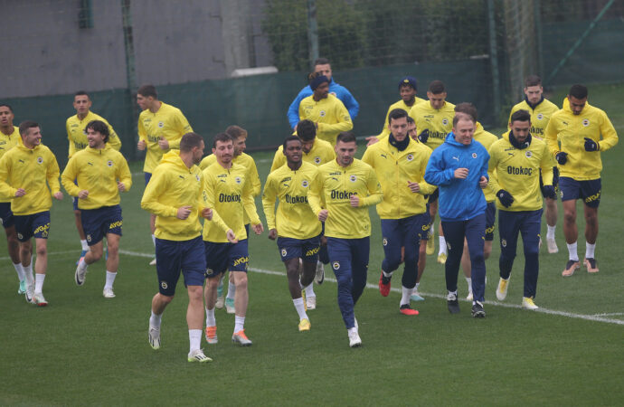 Fenerbahçe, Beşiktaş maçına yönelik çalışmalarını sürdürüyor.