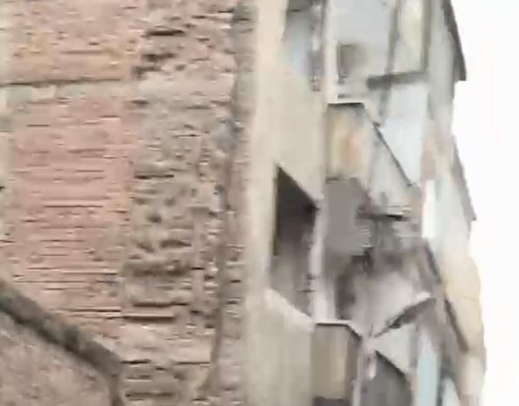 Diyarbakır’da ağır hasar görmüş olan 5 katlı bir bina çöktü ve hemen arama kurtarma çalışmaları başlatıldı.
