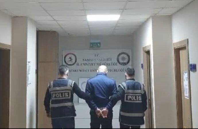 Uyuşturucu suçlusu, yangın merdiveninden kaçarken yakalanma anına dair bir metin gazeteci tarzında şu şekilde yeniden yazılabilir:
“Bir uyuşturucu suçlusu, hızla yangın merdiveninden kaçmaya çalışırken beklenmedik bir şekilde yakalandı.”