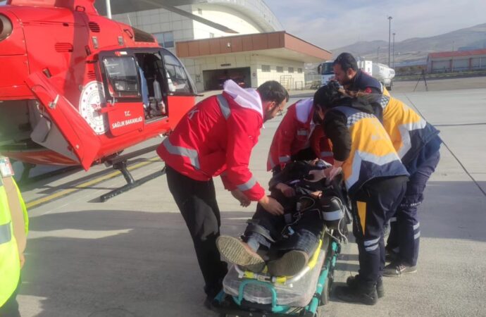 Bahçesaray ilçesindeki bir hasta, acil durumu nedeniyle ambulans helikopterle Van’a sevk edildi.