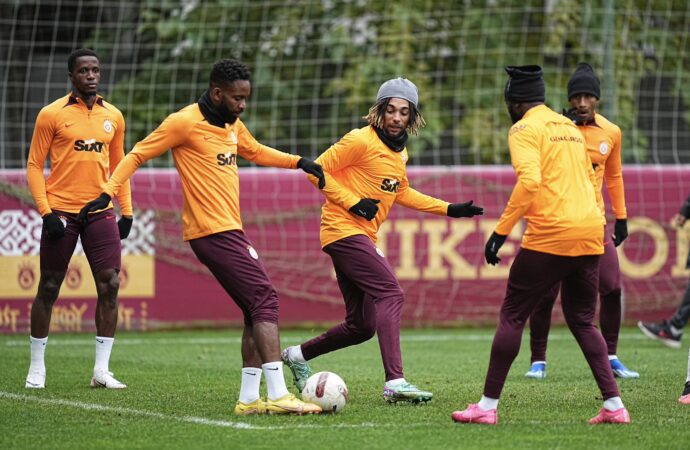 Galatasaray, antrenmanda savunma ve hücum üzerine çalışmalar gerçekleştirdi.