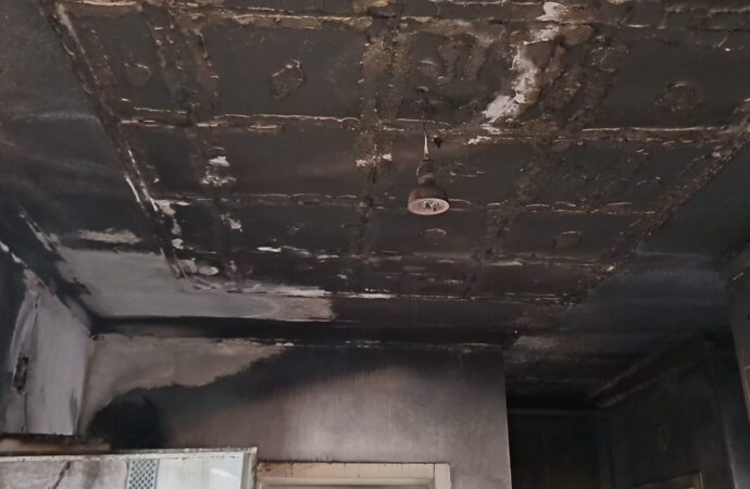 Şırnak ilinde bir köy evi, maalesef alevler içerisinde kalarak tamamen yanmış durumda.