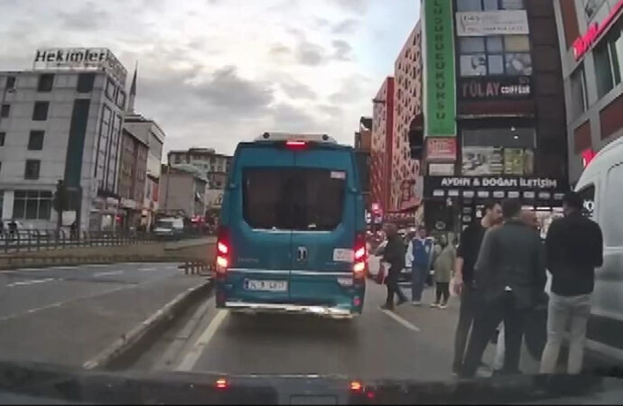 Ümraniye ilçesinde meydana gelen bir olayda, hatalı park nedeniyle çıkan tartışma büyük bir şiddet olayına dönüştü. Olayda, bir kişi hatalı park yapan sürücüyle tartışmaya başladı ve sonrasında saldırıya geçti. Tartışmanın kavgaya dönüşmesiyle birlikte saldırgan, hedefine tekme atarak saldırdı ve ardından bıçakla üzerine yürümeye başladı. Bu vahim olay, bölgede büyük endişe ve korkuya neden oldu.