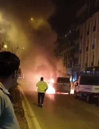 Bir minibüs seyir halindeyken aniden alev aldı ve tamamen yanarak kül oldu.