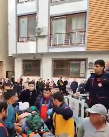 Beton merdivenin üzerine çöken bir işçi ağır yaralanarak hastaneye kaldırıldı.