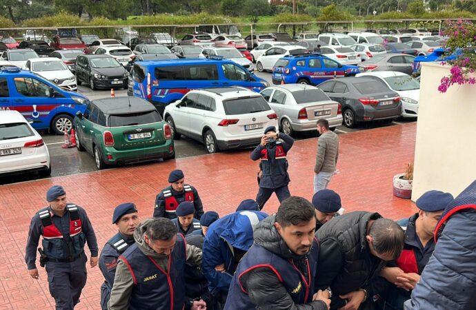 Bodrum’da gerçekleşen operasyonda, 81 kaçak göçmen ve 10 organizatör yakalandı.