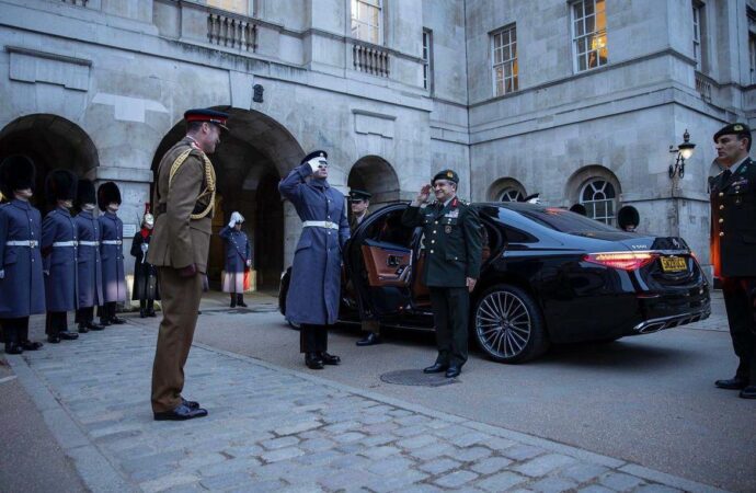 Kara Kuvvetleri Komutanı Orgeneral Bayraktaroğlu, İngiltere’de resmi ziyaret gerçekleştirdi ve çeşitli temaslarda bulundu.