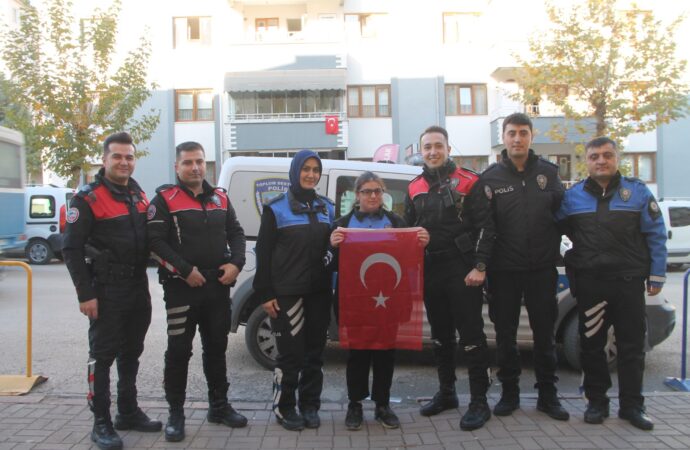Gazeteci dilinde yeniden yazılmış hali:
Bugün Fatma Nur, bir günlüğüne polis oldu.