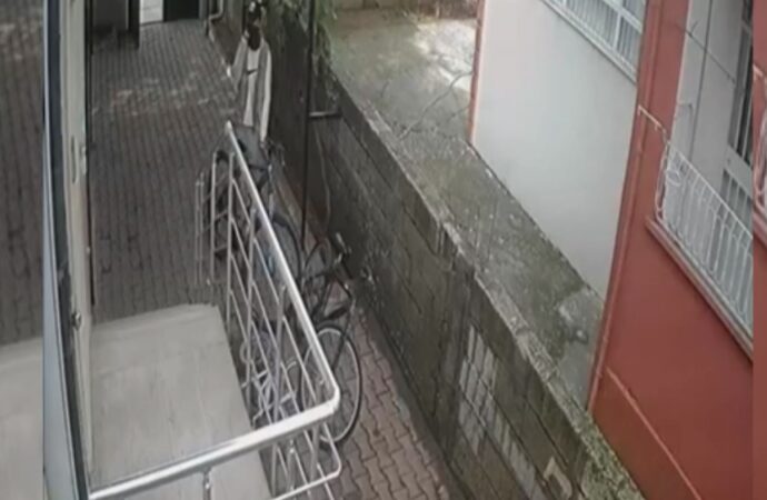 Adıyaman ilinde meydana gelen bir olayda, bisiklet hırsızlığı anbean güvenlik kameralarına yansıdı.