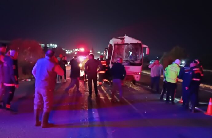 Bir servis minibüsü, TIR’a arkadan çarptı ve sonucunda 12 kişi yaralandı.