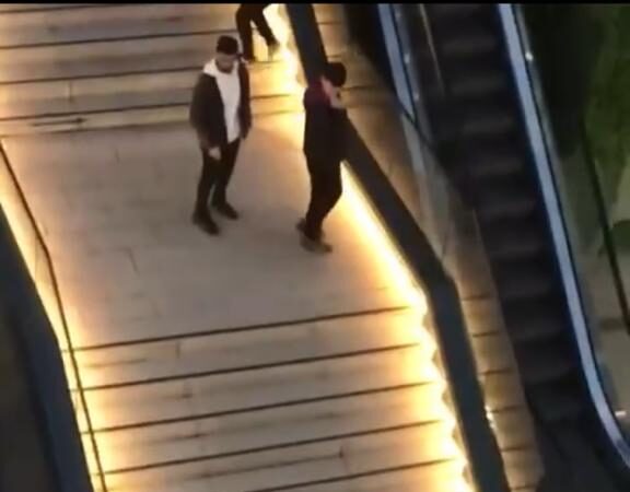 Küçükçekmece ilçesinde bulunan bir güzellik merkezi, camlarının kırılmasıyla zarar gördü.