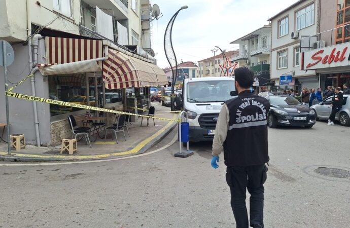 Bir kişi, husumetlisine ateş ederek olay yerinden kaçtı.