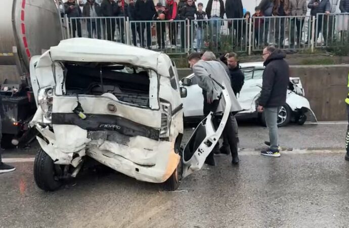 Kayganlaşan bir yolda meydana gelen kazada, iki hafif ticari araç bir tankere çarptı. Kazada 1 kişi ağır olmak üzere toplamda 3 kişi yaralandı.