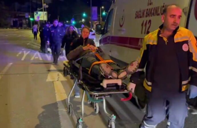 Kadıköy ilçesinde meydana gelen bir motosiklet kazasında, motosiklet metrelerce sürüklendi.