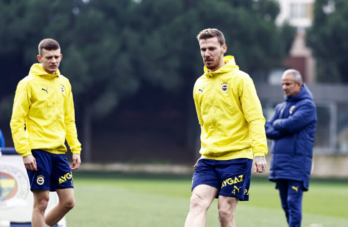 Fenerbahçe, derbi maçlarına devam etti.