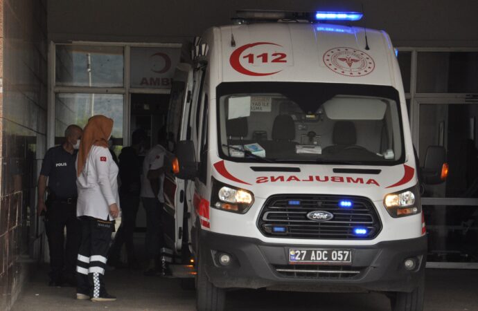 Gaziantep’te meydana gelen olayda, bir televizyon tamircisi çatıdan düşerek yaralandı.