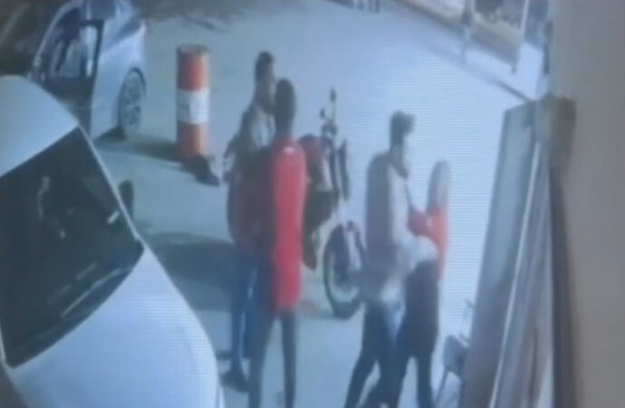 Sancaktepe ilçesinde bir benzin istasyonu çalışanını darp eden şüpheliler, polis tarafından yakalandı.