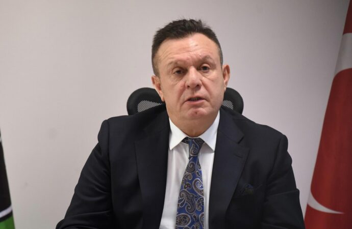 Denizlispor eski başkanını bıçaklayan taksi şoförü, polis tarafından gözaltına alındı ve tutuklandı.