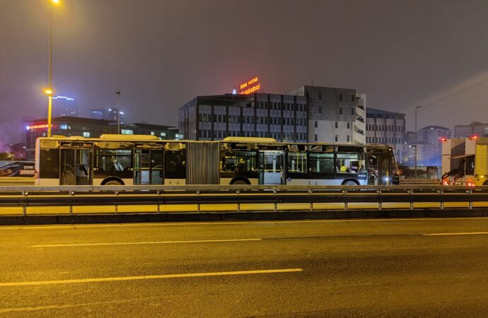 Okmeydanı’nda bir metrobüs durağa çarptı ve olayda 1 kişi yaralandı.