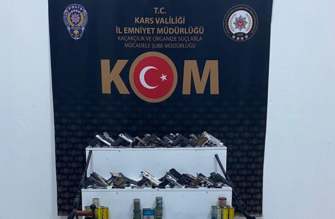 Kars ilinde gerçekleştirilen operasyonda, kaçak silah imalathanesine yönelik bir baskın düzenlendi ve bu baskında 2 kişi gözaltına alındı.