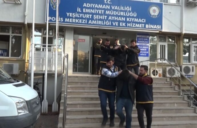 Adıyaman ilinde bir cadde ortasında meydana gelen kavga anı, güvenlik kameraları tarafından kaydedildi.