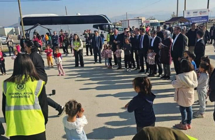 TBMM Çocuk Hakları Komisyonu heyeti, deprem felaketinin etkilediği Nurdağı ilçesinde incelemelerde bulundu.