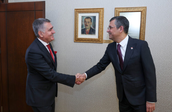 TÜSİAD Başkanı Turan ile görüşen Özgür Özel, bu buluşmayı gerçekleştirdi.