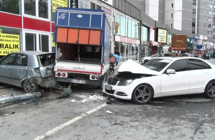 Başakşehir ilçesinde bir otomobil, park halindeki araçlara çarptı.