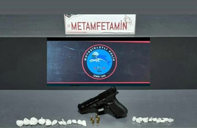Otomobil içerisinde 1 kilogram metamfetamin bulunan 3 şüpheli, gözaltına alındı.