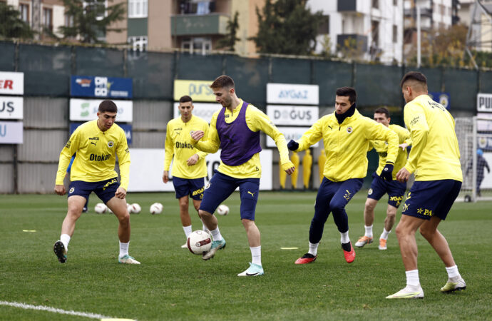Fenerbahçe, Beşiktaş maçı için antrenmanlara başladı.