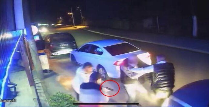 Bir husumetli ile tartışma yaşayan bir kişi, araya giren bir başka kişiyi tabanca ile vurarak 2 kişiyi yaraladı.