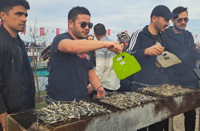 Ordu ilinde düzenlenen Hamsi Festivali’nde, 7 ton hamsi pişirilerek misafirlere ikram edildi.