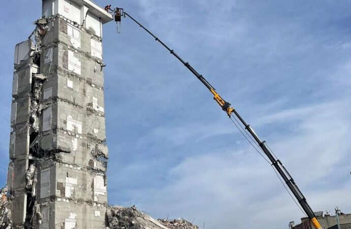 Adıyaman ilinde ağır hasarlı bir bina yıkıldı.