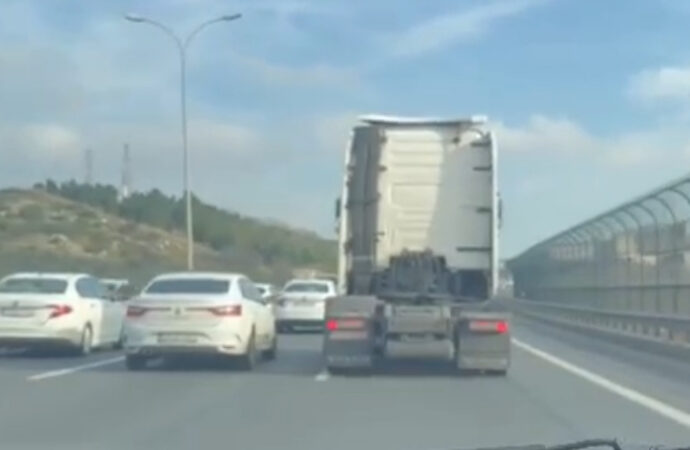 Trabzon-Erzurum-Muş (TEM) otoyolunda, bir TIR şoförü ile bir otomobil sürücüsü arasında yaşanan inatlaşma anı güvenlik kamerasına yansıdı.