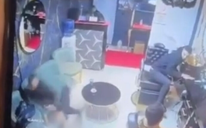 Berberde sıra beklerken husumetlisince tabancayla vurulan kişinin o anları güvenlik kamerası tarafından kaydedildi.