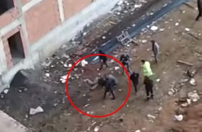 Siirt’te inşaatın beşinci katından düşen bir işçi ağır yaralandı.