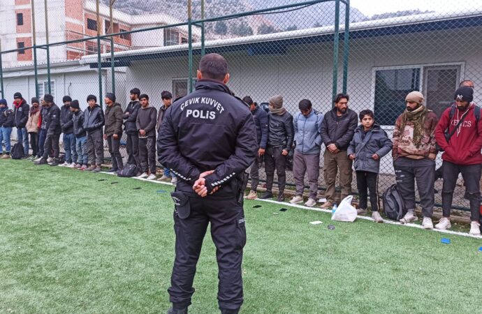 Türkiye İçişleri Bakanlığı’na bağlı ekipler, bir TIR’ın dorsesinde gerçekleştirdikleri operasyonda 61 kaçak göçmeni yakaladı.
