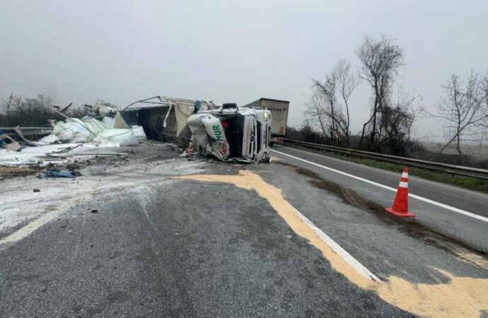 TIR, Anadolu Otoyolu’nda devrildi ve otoyolun bir bölümü trafiğe kapatıldı.