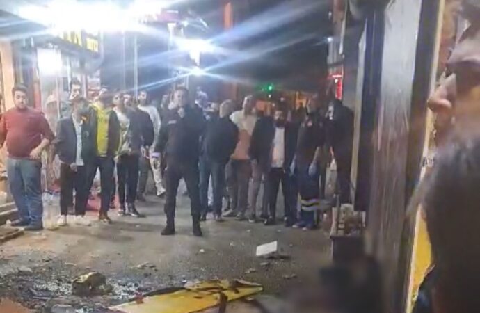 Balkondan hava almak amacıyla çıktığı sırada zeminin çökmesi sonucu 7. kattan düşerek hayatını kaybetti.