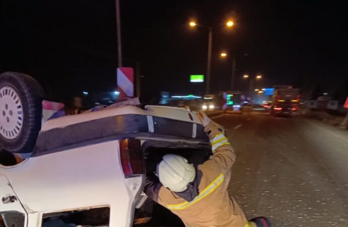 Mardin ilinde meydana gelen bir olayda, bir otomobilin takla atması sonucunda 8 kişi yaralandı.