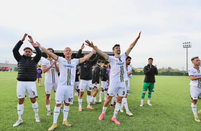 Aliağa Futbol takımı zirvede kusursuz bir performans sergiledi ve hiç hata yapmadı.