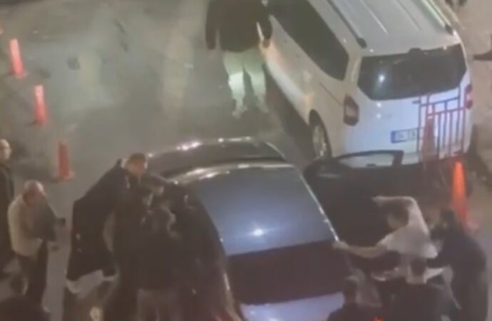 Bahçelievler ilçesinde trafikte meydana gelen tekme tokat kavgası güvenlik kameraları tarafından kaydedildi.