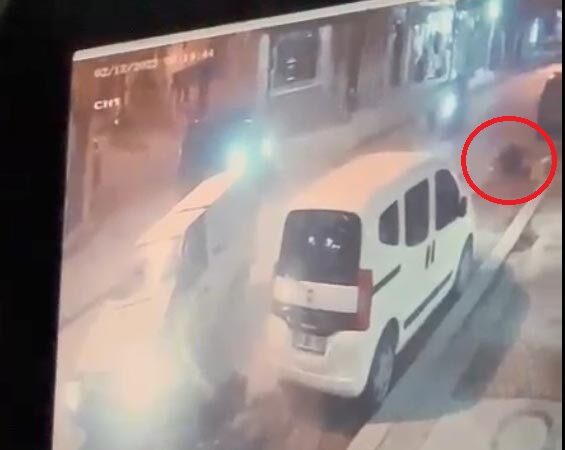 Otomobil ile çarpışan motosiklette bulunan 2 kişi ağır yaralanarak hastaneye kaldırıldı. Kaza anı ise güvenlik kamerasına yansıdı.