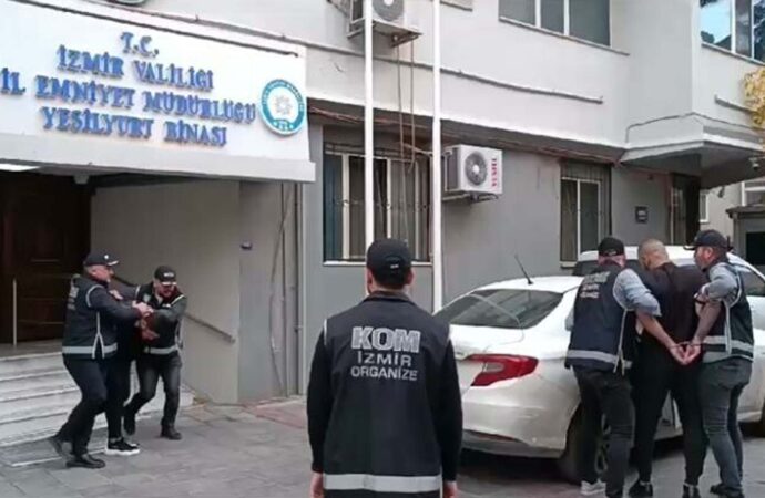 İzmir’de meydana gelen restorandaki silahlı kavga olayının şüphelileri, bugün adliyeye sevk edildi.