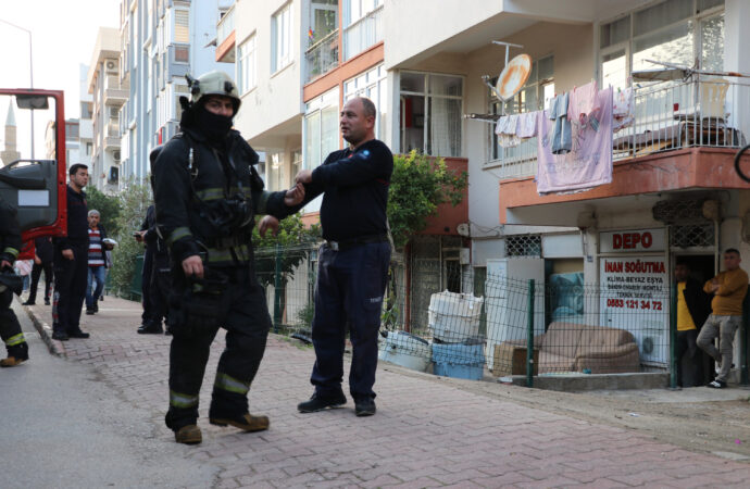 Yangın sırasında mahsur kalan yaşlı bir kadın, itfaiye ekipleri tarafından kurtarıldı.